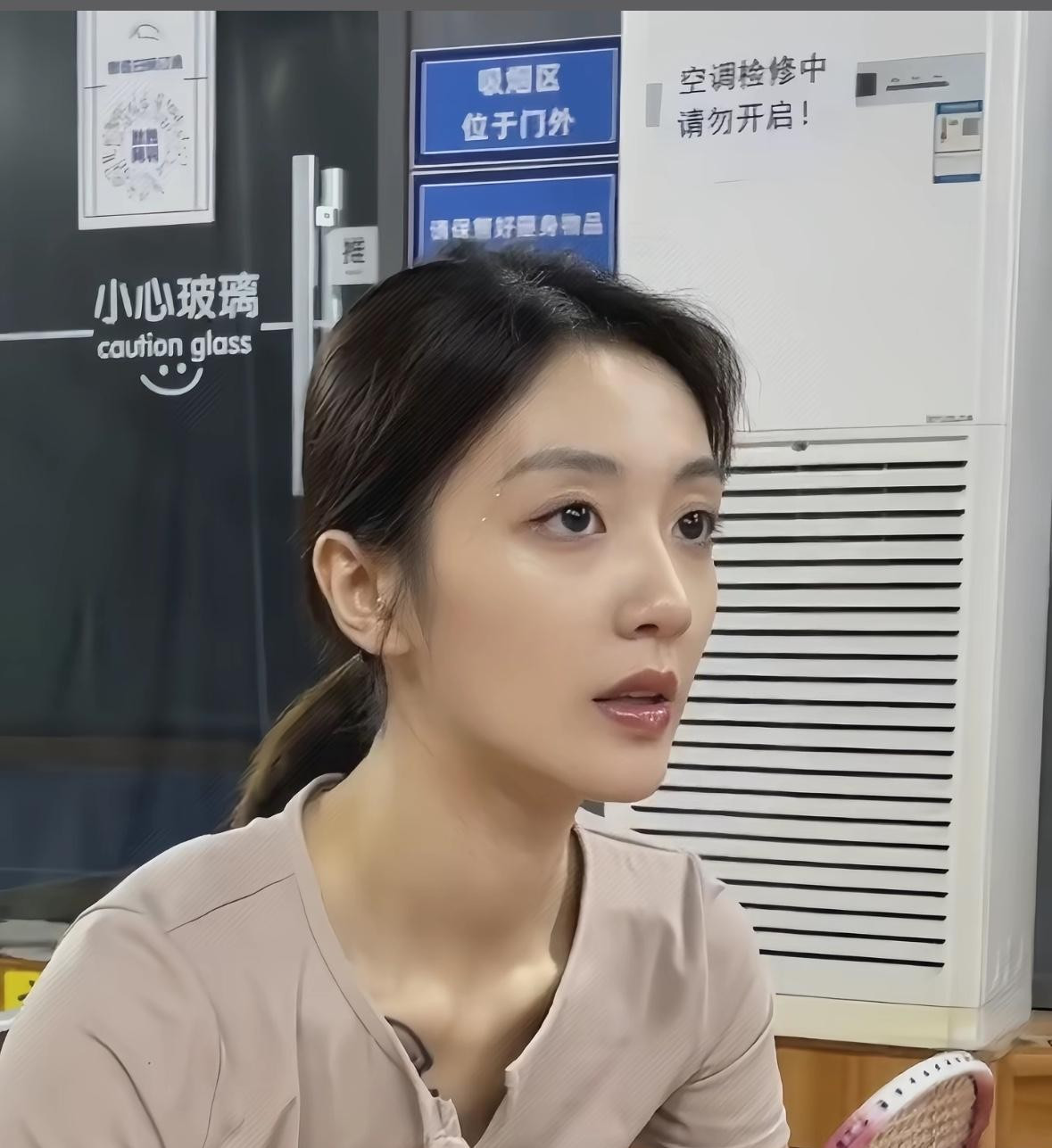 今天去打羽毛球，见到了一位来打球的漂亮得小姐姐！她一笑，我的心都快融化了