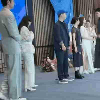 45岁金莎被全网追着问“怀没怀”，真不是因为肚子鼓了多少——你看她身边那个小19