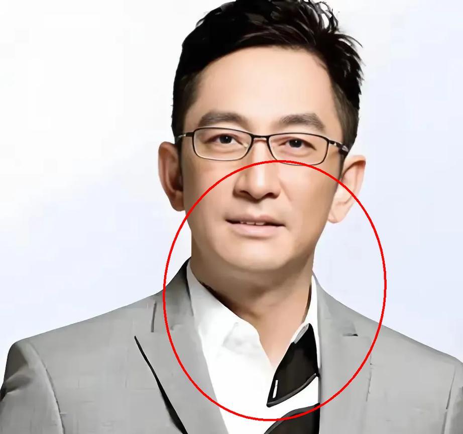 吴启华现在可能稍感欣慰。这个香港演员每月雷打不动往长春跑，坚持了整整十年看女儿