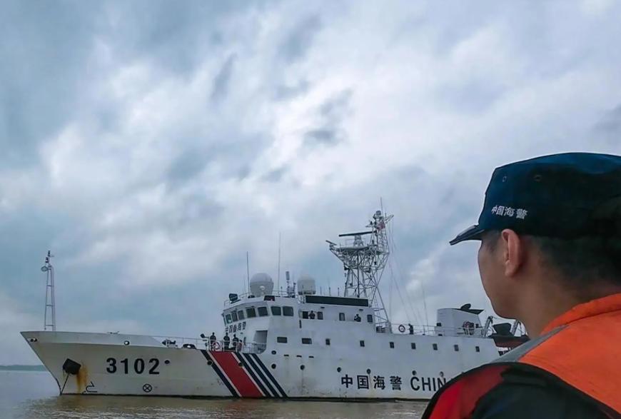 10月1日，面对五星红旗，台伪海巡署终究没敢枪杀大陆渔民！10月1日下午，东