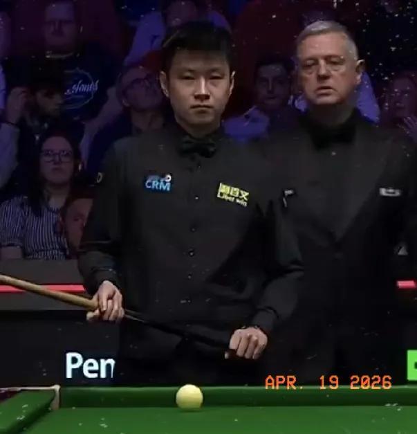 世锦赛首轮赵心童笫二阶段比赛快讯:首局(第10局)，赵心童三杆安全球防守，一次