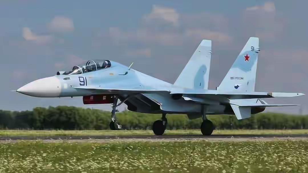 越南军官贴脸看歼16后沉默：自家苏30差的是一整个时代！近日，越南军方代表