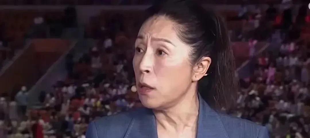 郑薇为宫鲁鸣支招！中国女篮在主场意外输给日本女篮后，前主教练郑薇在解说比赛指出