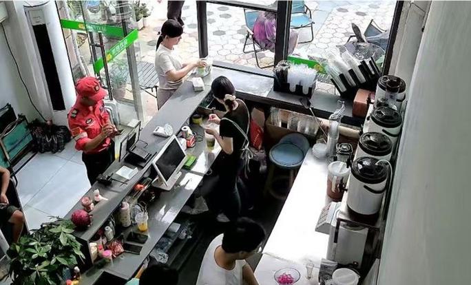 上人民日报了！广西钦州这一幕，把人看哭了你有没有见过这样的画面——奶茶店店