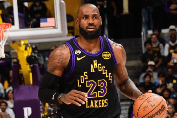 NBA常规赛，湖人以141-116战胜老鹰。赛后采访，湖人主教练雷迪克透露，詹