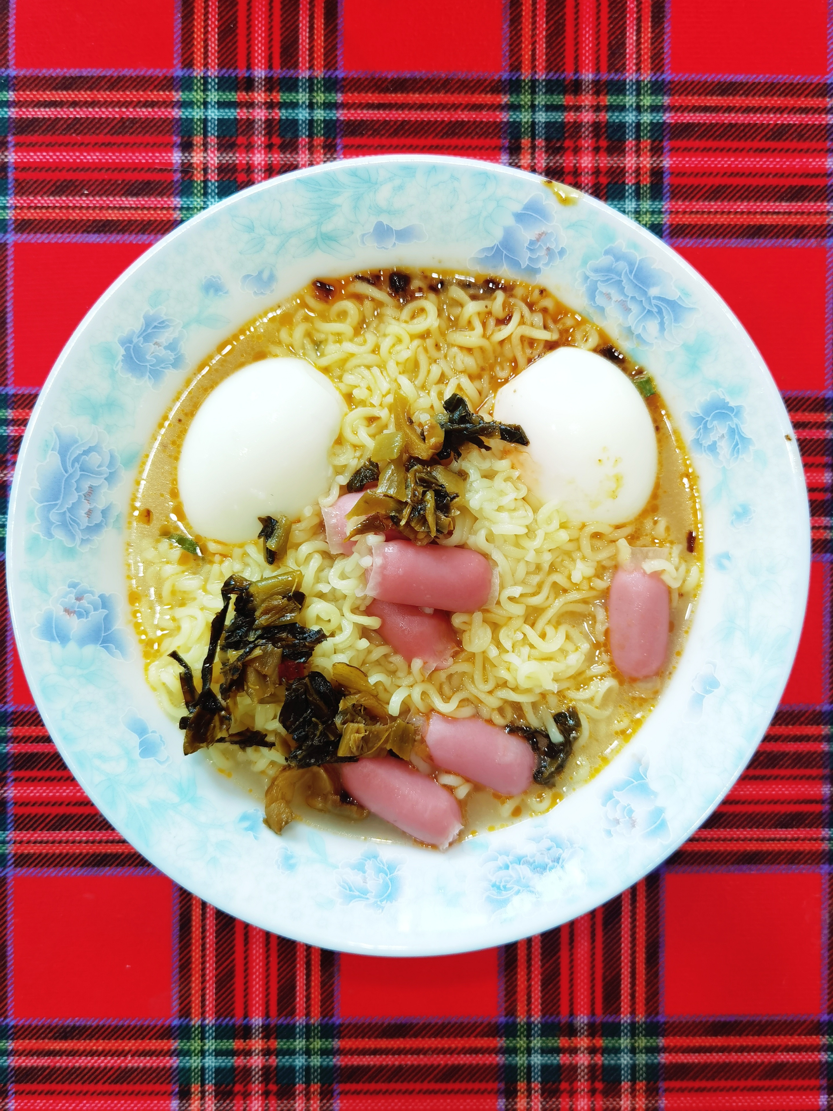 小伙伴们早上好，本来想出去溜达吃个早饭但下雨，所以在家吃面🍜
