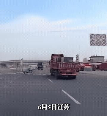 街上出现猫抓老鼠的一幕太滑稽了，三轮车急转弯，谁知人从车上摔了下来，随后三轮车