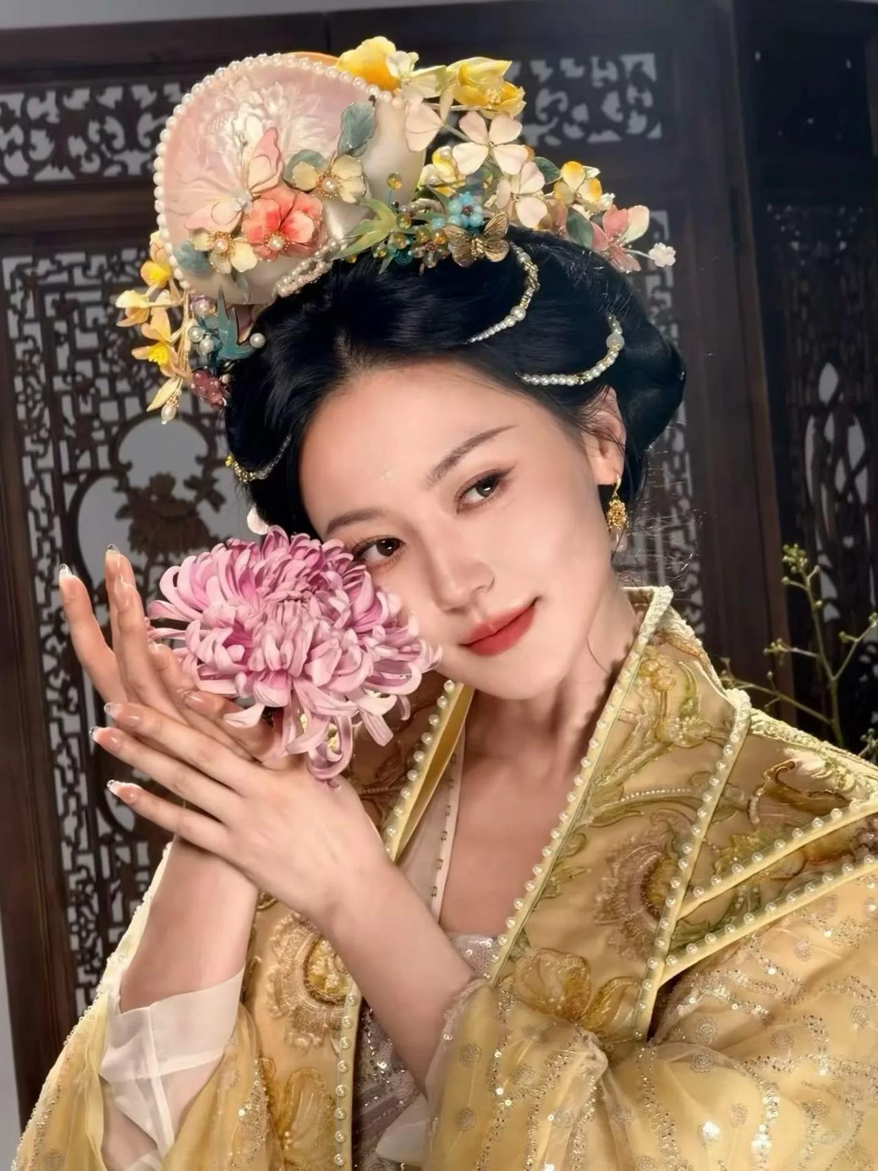 黄梦莹鎏金花神美照，似乎好久没她的消息黄梦莹曾被说没有主角脸，其实这话听起来
