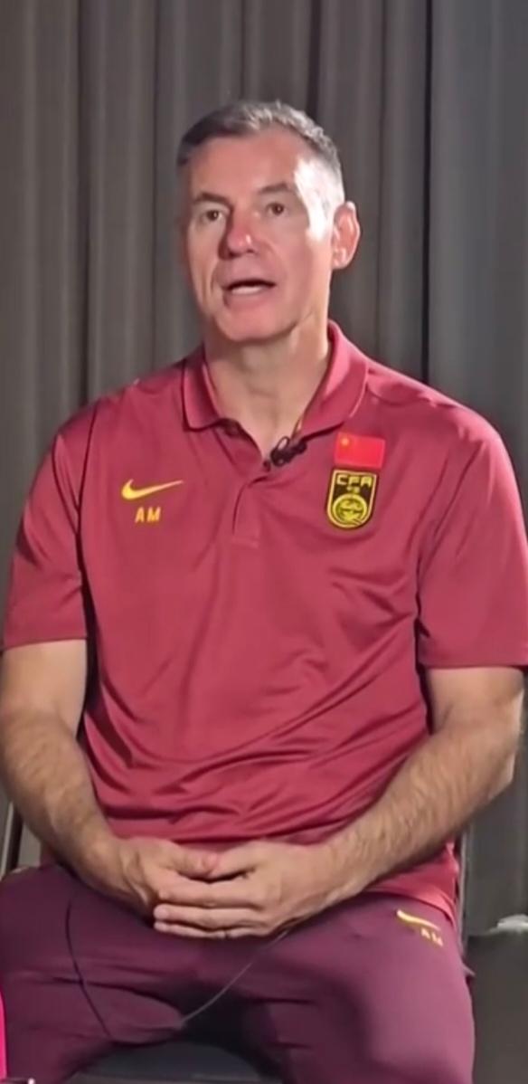 中国女足国家队主教练终于换了！12月14日，刚带队从英国集训归来的中国女足主教