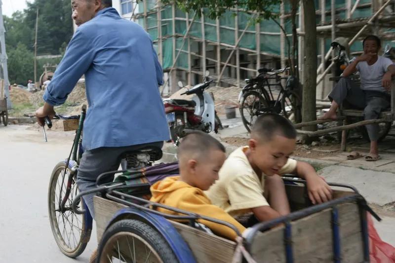 我们这儿曾发生过这样一件事：有个半岁的男婴不幸夭折，起因是婆婆喂完奶后，见孩子似