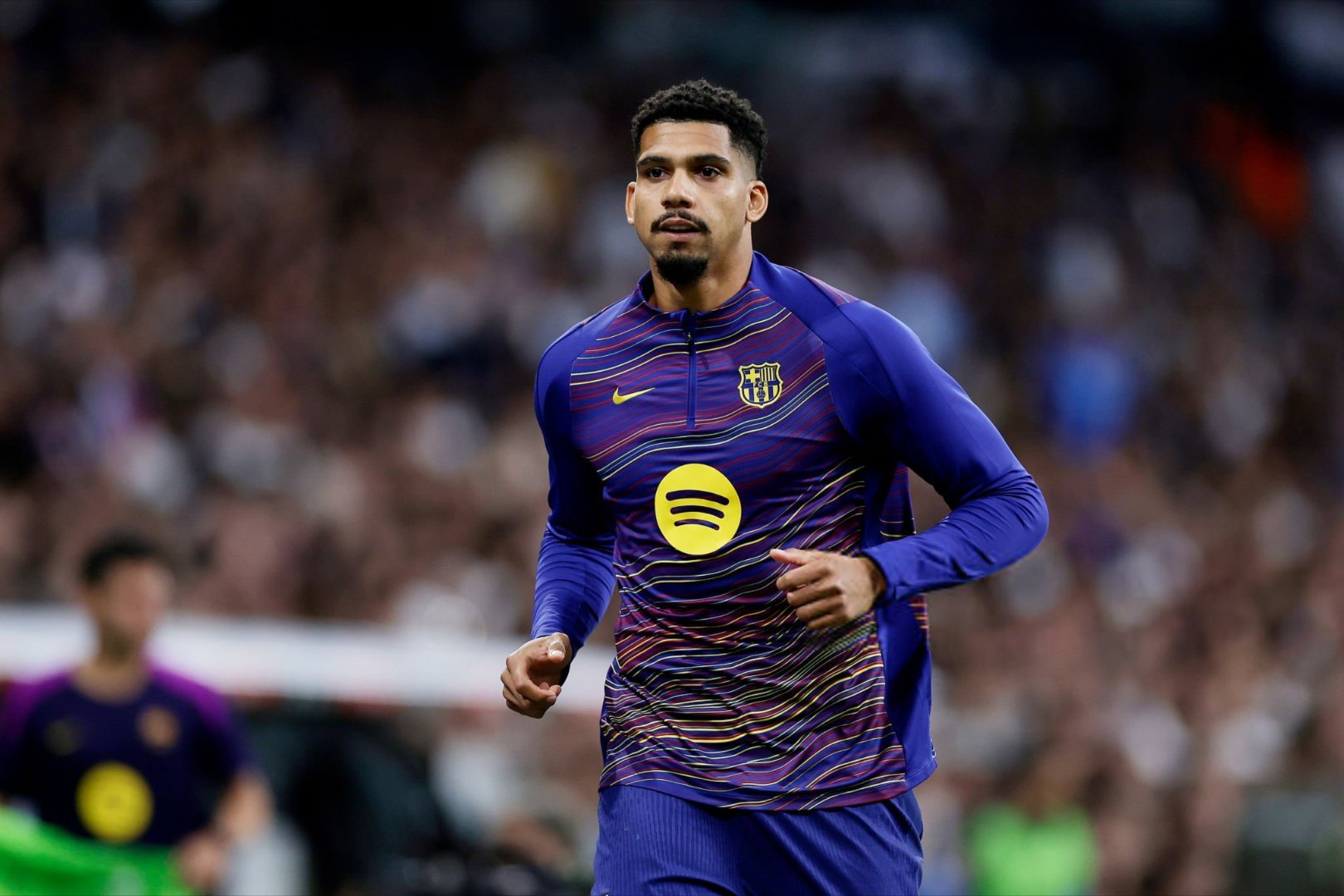 阿斯报:鉴于巴塞罗那防守的脆弱性,如果弗里克决定做出改变,阿劳霍已经准备好拯救球