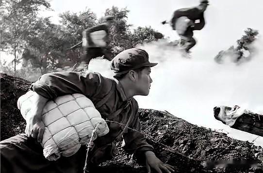 为什么炸药包不用金属包裹也能有那么大威力？说白了，炸药包就不是用来炸人的，根本没