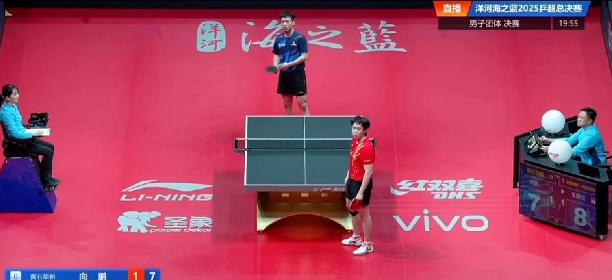 这个白衬衫眼镜男要火一把了，人家运动员正要发球，你嗷一嗓子，看把向鹏和王楚