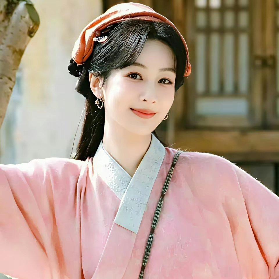 刘浩存靠《主角》翻身了，我服。杨紫凭《家业》当上收视女王，我也服。但她俩要是同台