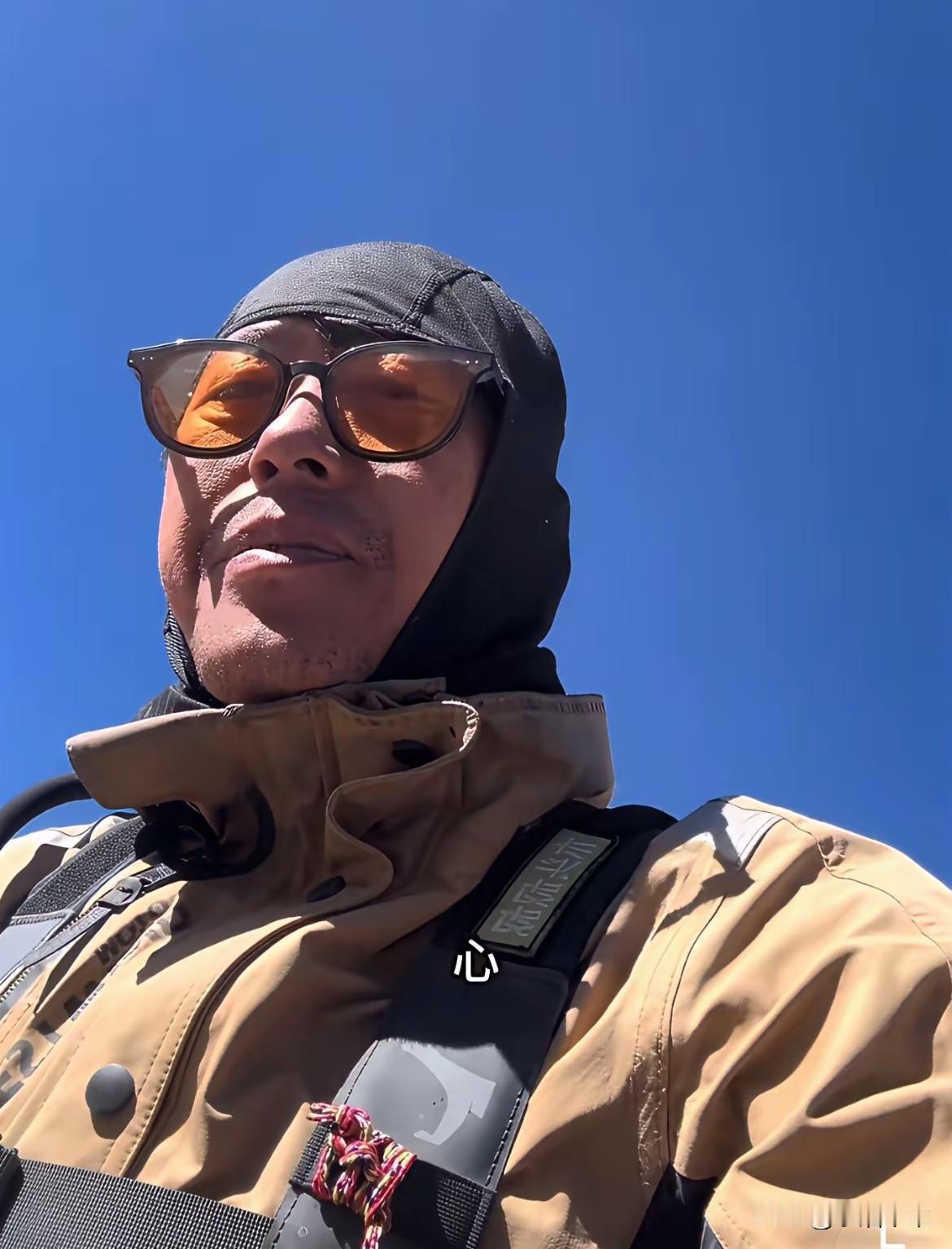 事情是这样开始的，一个中年男子和一个年轻女子，他们一起去无人区骑自行车，结果却闹