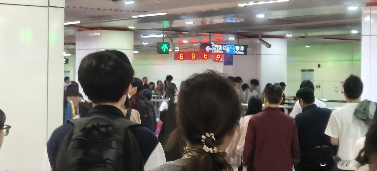 五一假期快到，长沙地铁客流量更大了。4月29日，长沙地铁客流量强度，不出意外的保