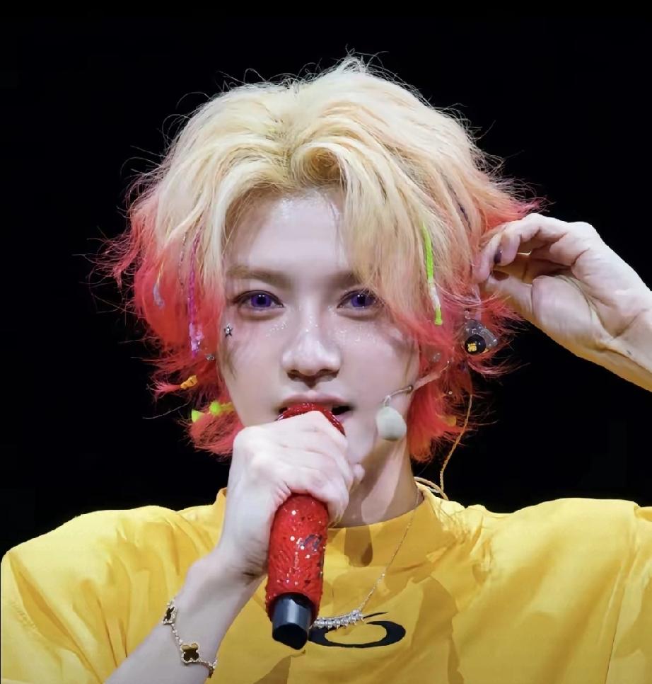 鹿晗官宣回归！五哈铁三角合体，全网沸腾3月30日，鹿晗突然