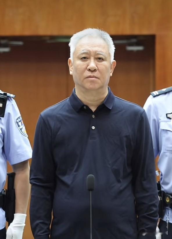 “许家印”满头白发出庭，但还是有眼尖的网友发现，相对于以前，他好像……有