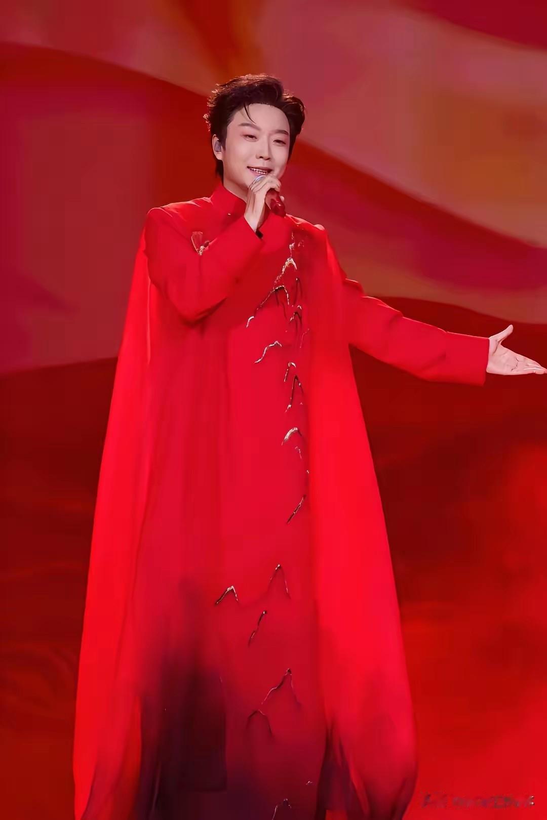李玉刚这波，看似把钱往外推，实则赢麻了。10月7日，他在自己演唱会的后台发