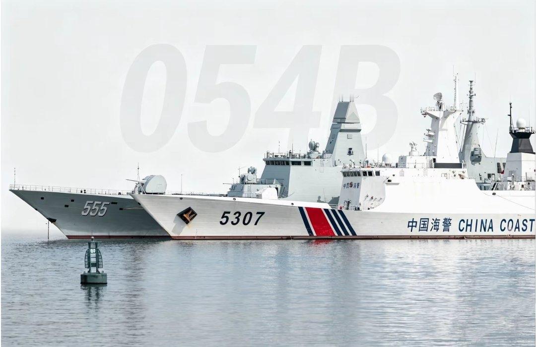 难得一见，054B与海警船并肩停靠。