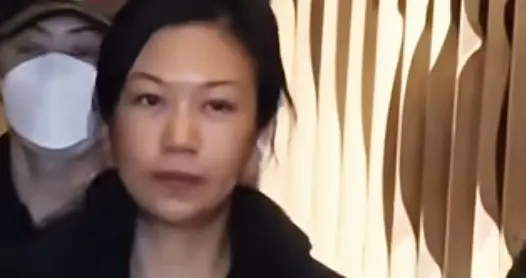 萧敬腾夫妇被偶遇!52岁林有慧素颜出街,黑衣造型气场全开