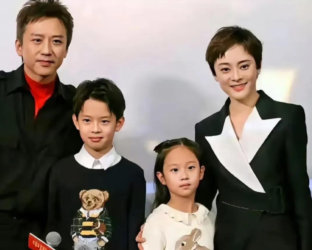 孙俪一家四口，儿子长得好神奇！跟爸爸在一块和爸爸一模一样，跟妈妈站一块和妈妈一模