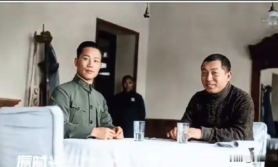 西安事变前夕，室内朴素的房间里，留下陈诚与张学良围桌而坐的珍贵旧照。桌面上铺