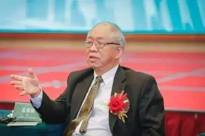 美籍数学家丘成桐在清华任教，被问到：“您现在的薪水有多少？”丘成桐回答：“我在中