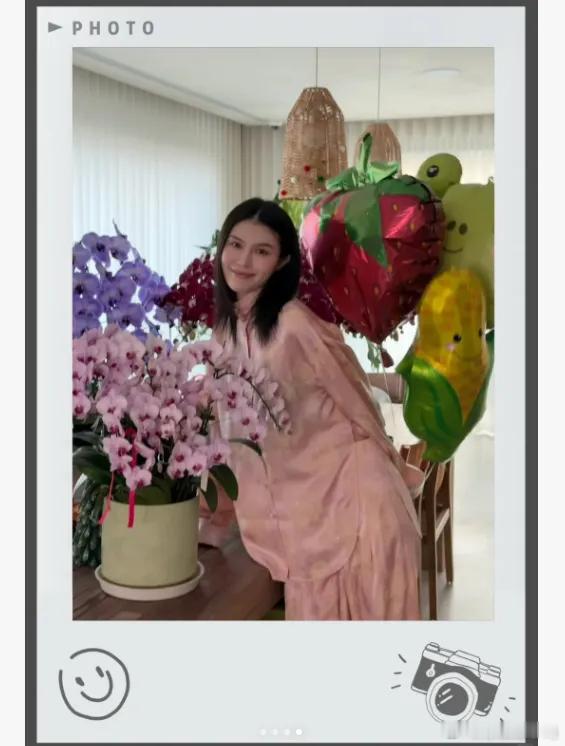 何穗除夕夜晒美照，抱着大元宝给大家送祝福真是太可爱了，还晒出了家中一角，餐桌旁边