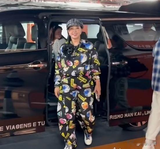 75岁刘晓庆在澳门被偶遇，她打扮时尚，面带笑容，看着像50多岁人！[