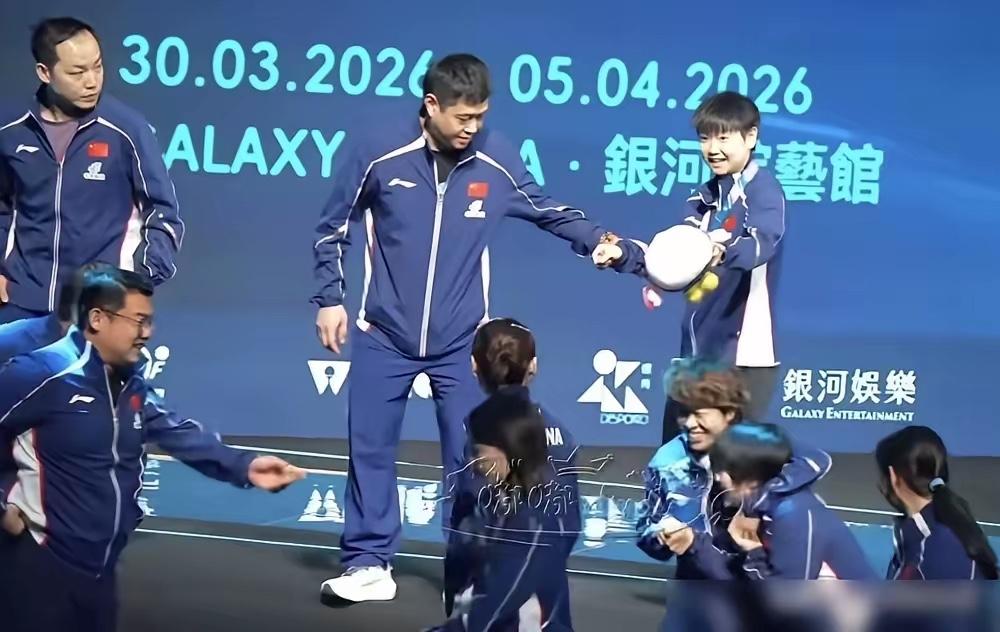 coco：莎莎，慢点走，注意台阶。莎：嗯，知道了师傅。coco：祝贺你，