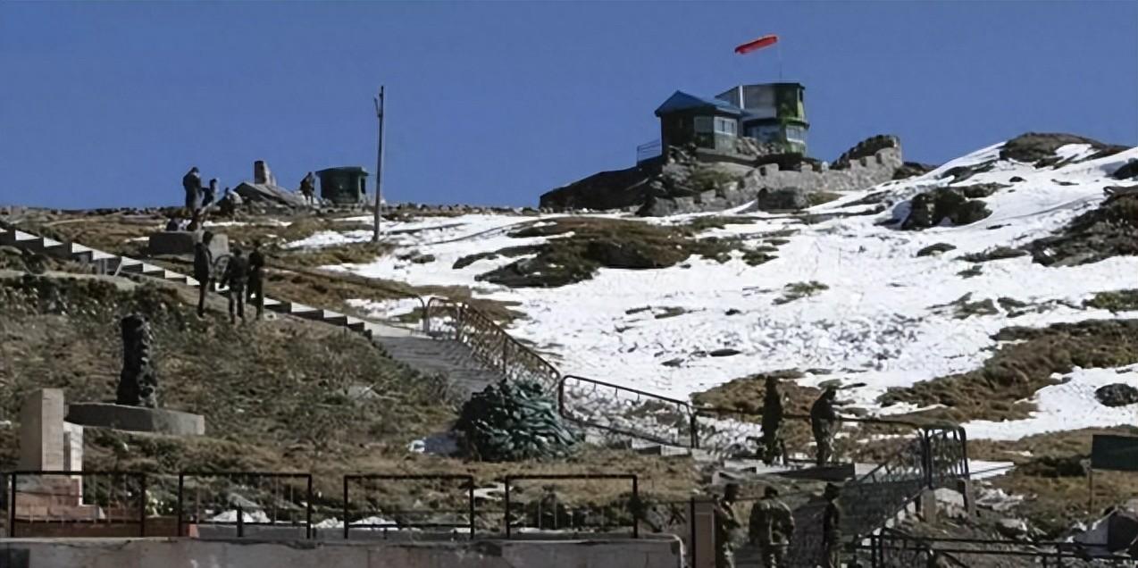 中国在争议区建了22个村庄，不丹已经拆光建筑，印度只能干着急了一张卫星对比图