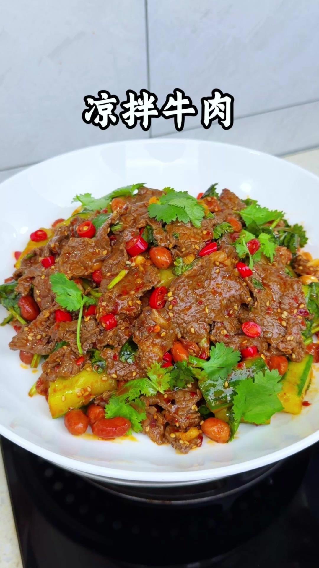 1️⃣处理食材：一斤牛肉洗净，加一勺胡椒粉、生抽、红薯淀粉抓匀，淋一圈油锁住水分
