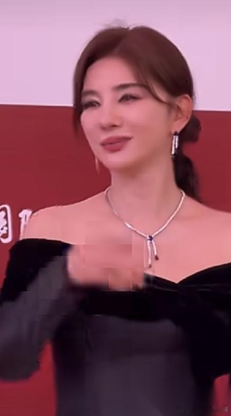 黄奕变化真挺大呀6月21日，48岁的黄奕亮相上海国际电影节红毯，镜头下的她一出