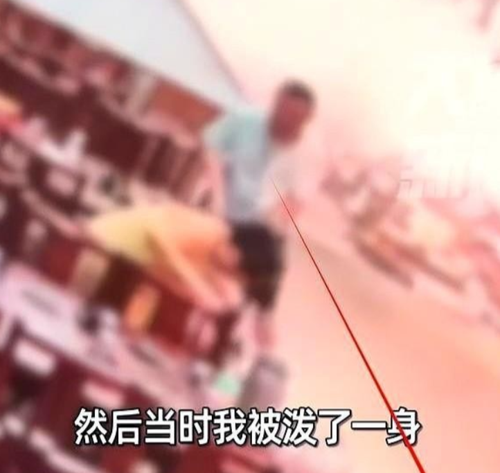 情侣互泼火锅汤后续：民警介入带走两人，女方回应，吵架原因曝光