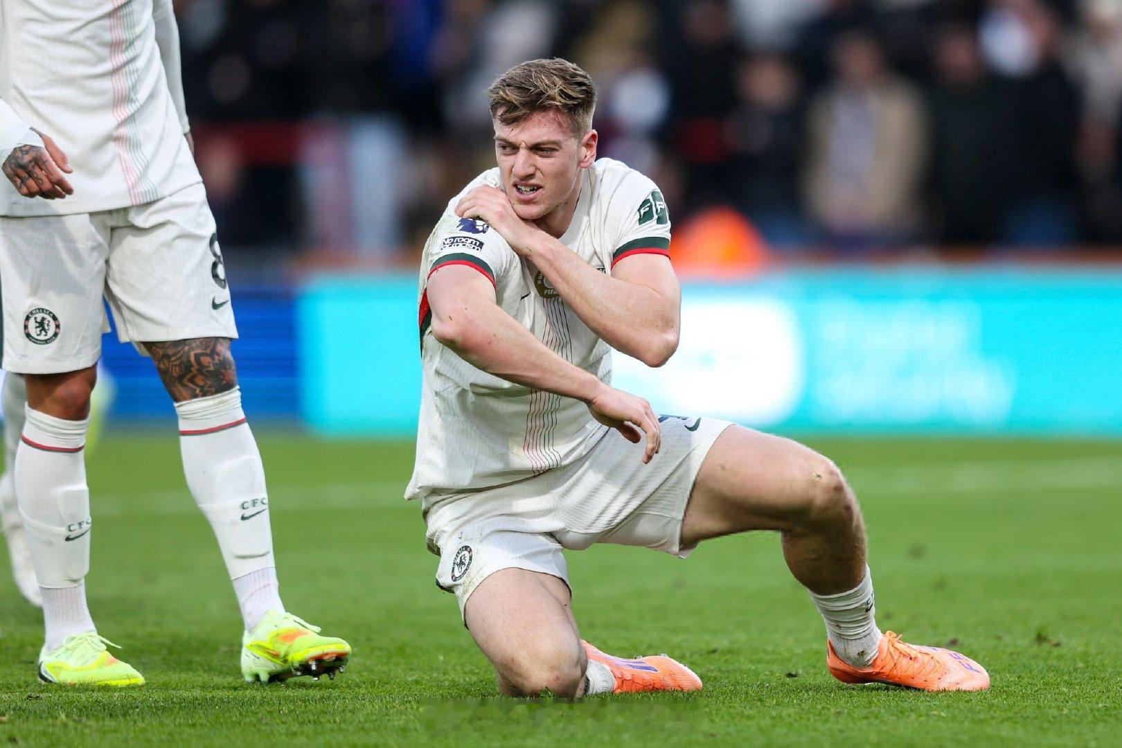 【德拉普伤停6-8周】英媒消息，切尔西中锋德拉普，肩部受伤，将要休战6-8周时间