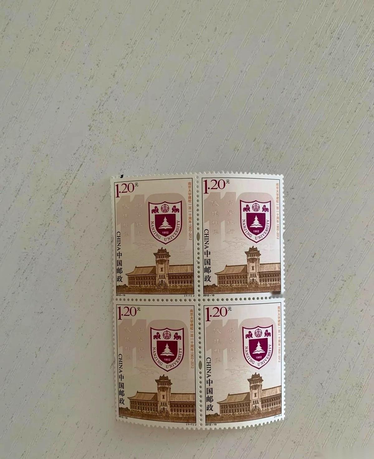 今天早上整理书柜，一本书里“啪嗒”掉出来四张邮票。我敢打赌，当年把它们夹进去的