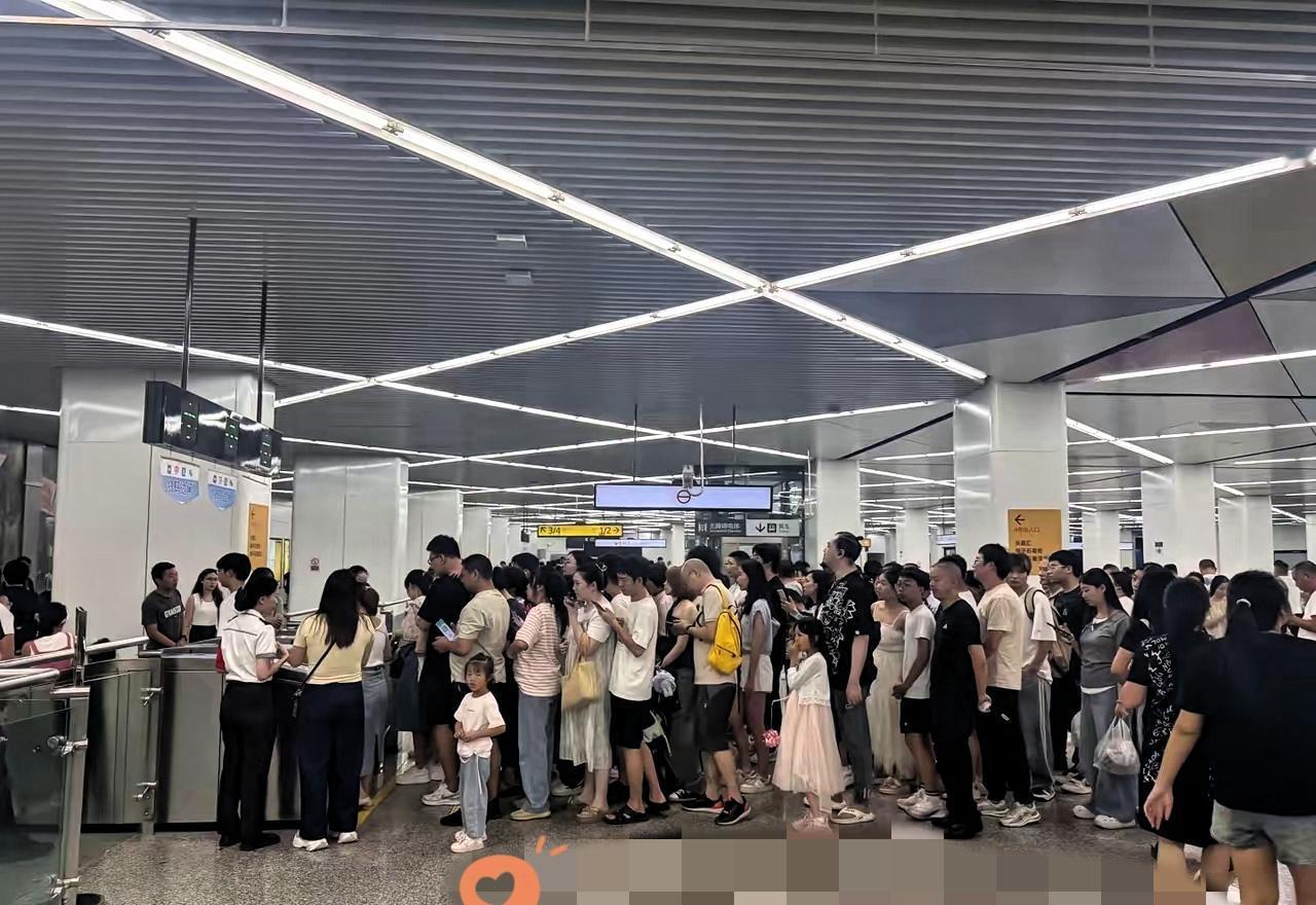 重庆轻轨全站查票！刷老年卡的年轻人，这次藏不住了家人们！今天坐轻轨我还纳闷