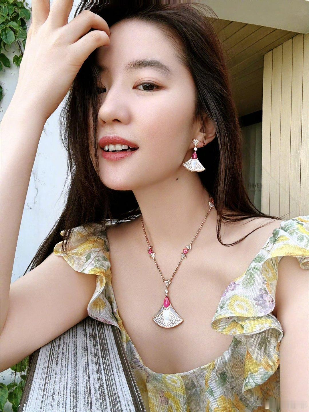 #刘亦菲#9官格自拍😍好喜欢～～​