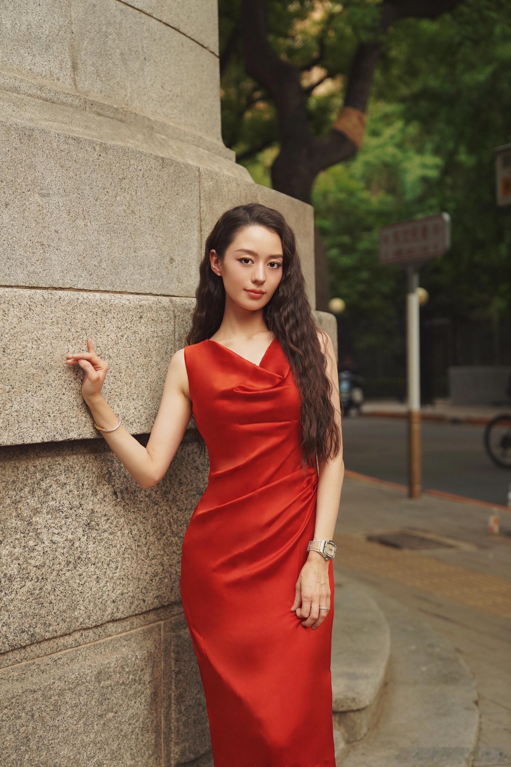 吉娜出片像呼吸一样简单她的时尚选择总是很有品味，既符合当下流行，又能凸显个人特