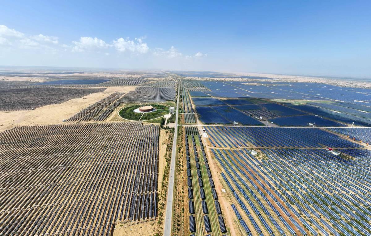 中国人愣是给塔克拉玛干沙漠套上了项圈。这条3046公里的“绿色锁链”2024年底