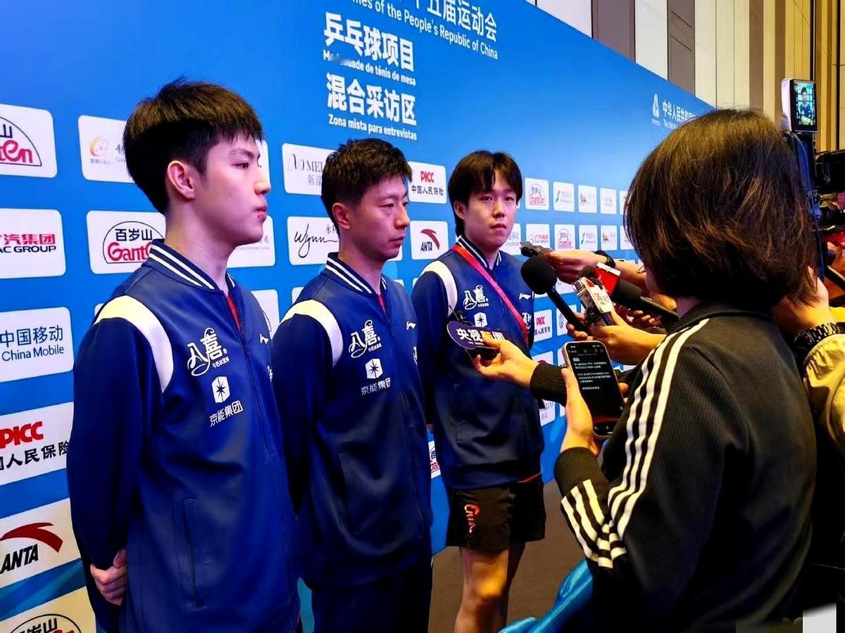 国乒采访时，马龙总把话筒往自己跟前凑。王楚钦只要有龙队在旁边，就不用费劲儿想词儿