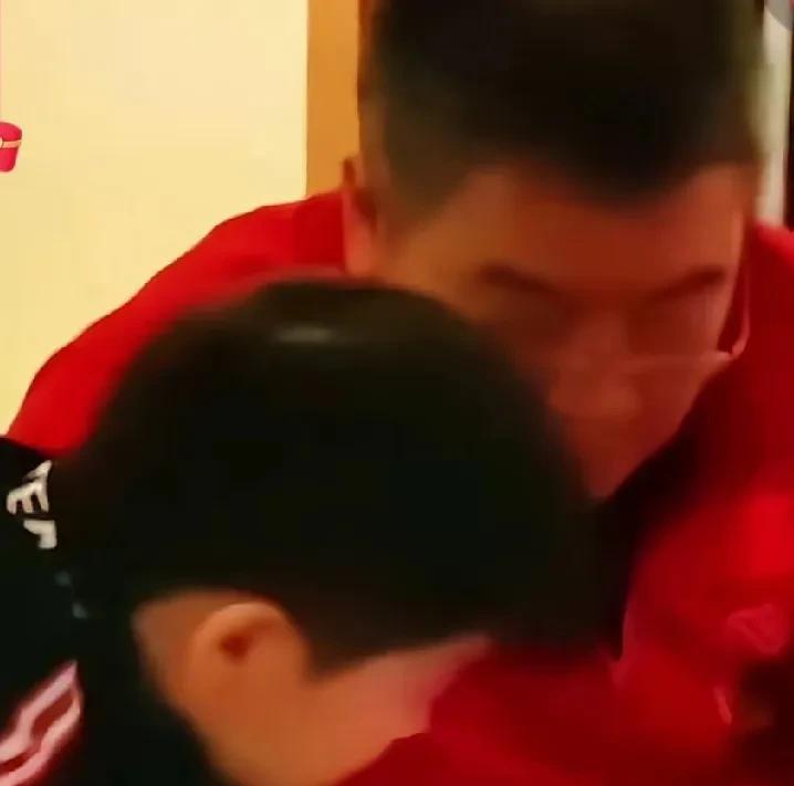18年起，李隼便将孙颖莎带在身边。那时，孙颖莎没有固定教练，处于一种比较