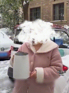 “这下彻底出名了！”安徽，一女子心血来潮，想测试开水浇冰封的车玻璃会不会炸裂，于