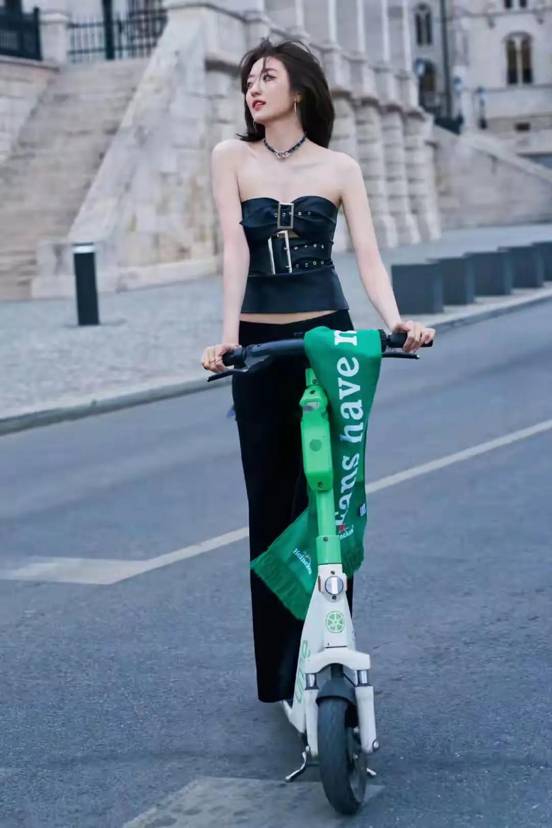孙千匈牙利街头生图炸场！束腰上衣配阔腿裤，腰细腿长封神出圈