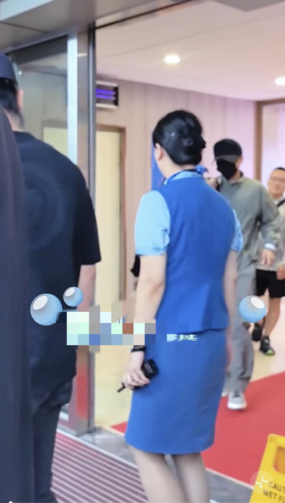 8月27日，谢霆锋到达太原，准备演唱会彩排，他瘦了不少，自己背包，走路稍微有点驼