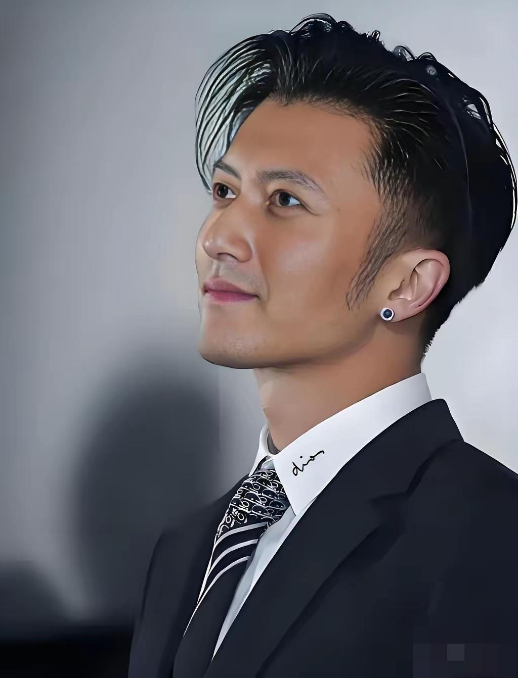 39岁的张柏芝，让谢霆锋认输了？深夜一条“认怂”微博，炸了！谁能想到，那把曾