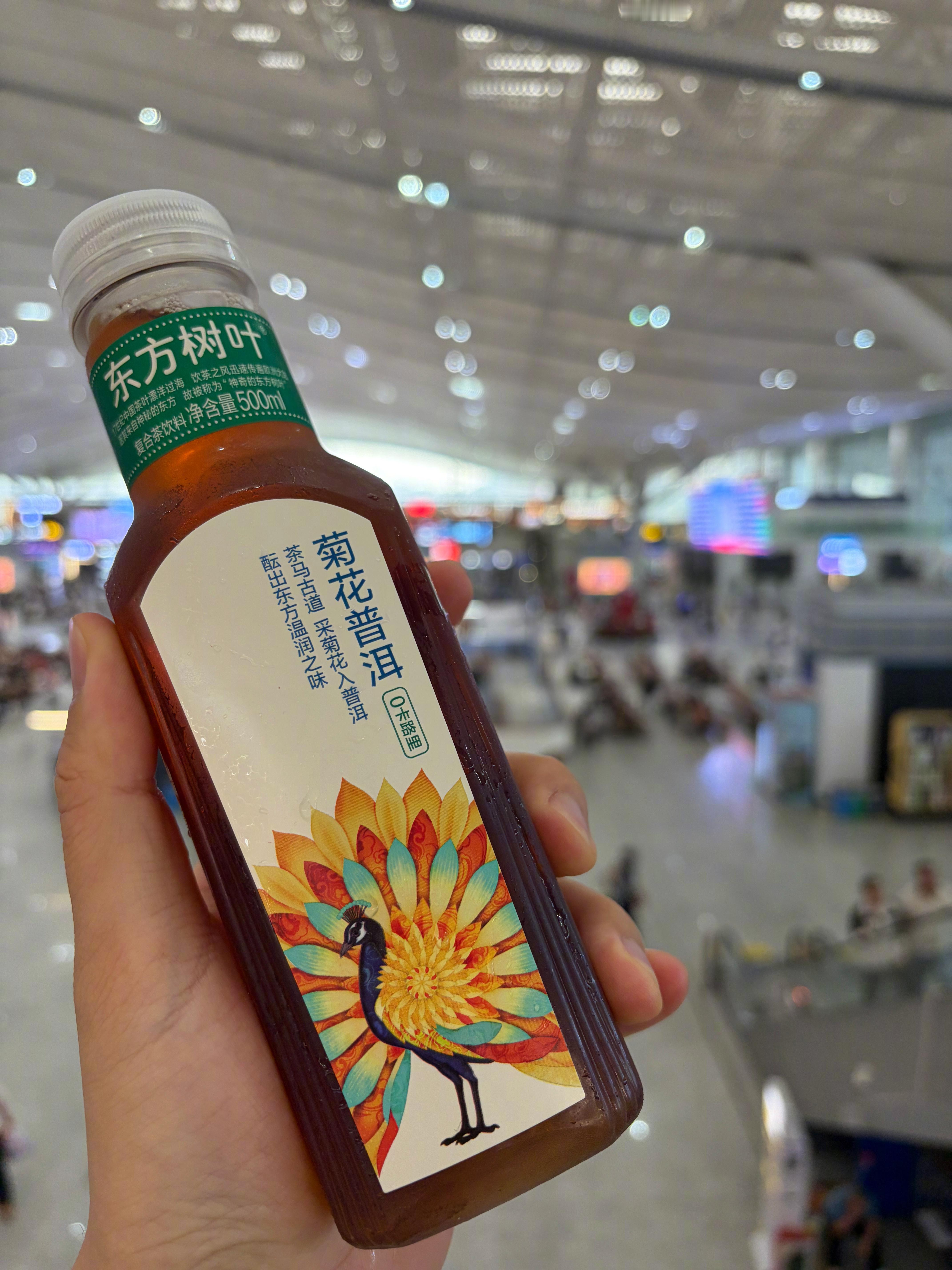 很多机场店铺已经做到商品和市区同价，很少坐高铁刚去高铁站里的美宜家买瓶东方树叶居