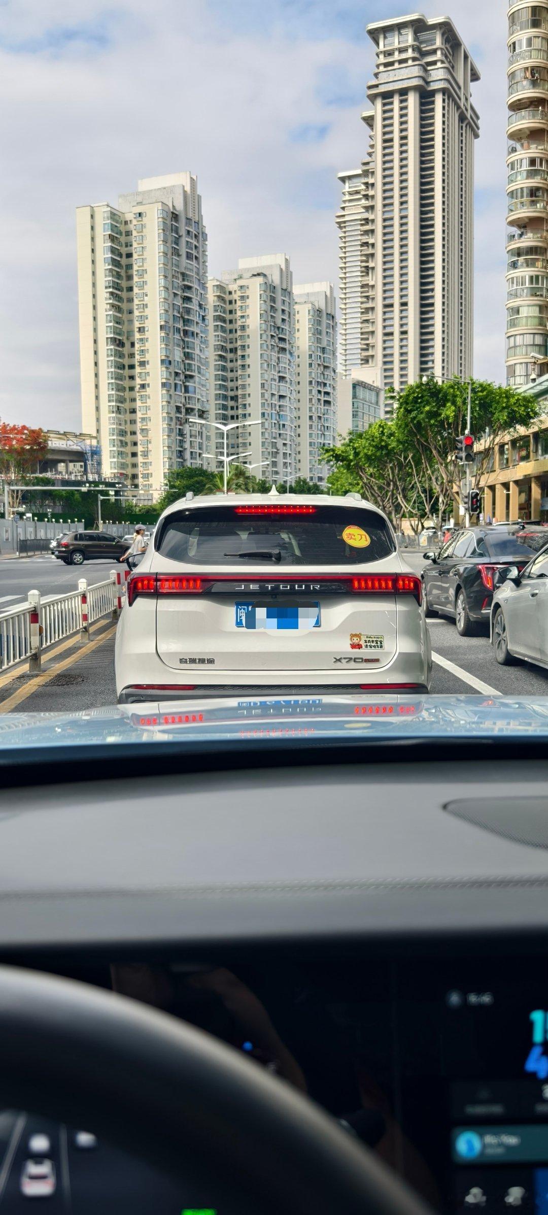 本来想超车一下，看到这个我让他了我的车库​​​