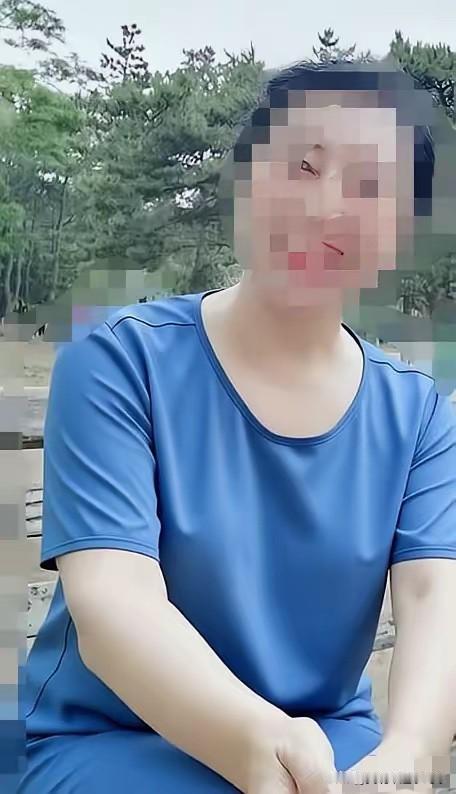 出门买菜时，下到一楼，才发现手机忘了拿，返回去的时候，屋里传来儿子儿媳的谈话声: